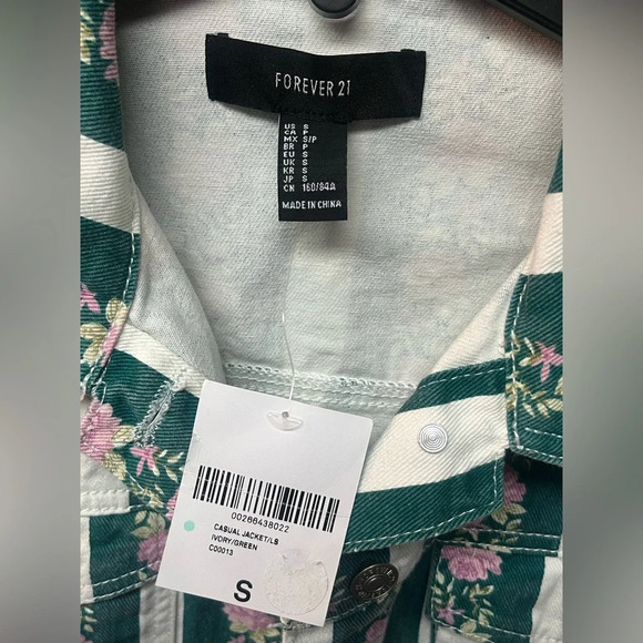 Forever 21 Size Small Floral Striped
Cropped Denim Button Front - Picture 2 of 3